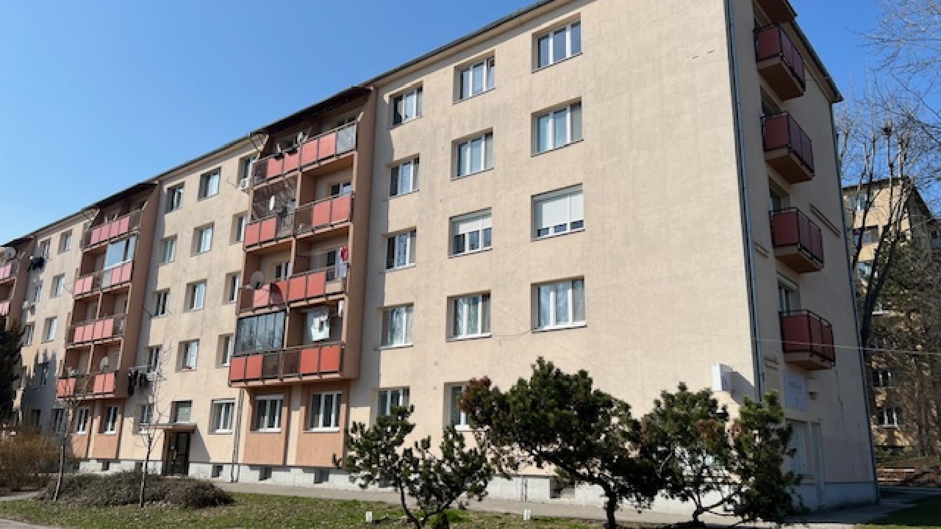 Prenájom 2,5-izbového bytu v kľudnej časti Rače. Cena: 1000,-€ s energiami