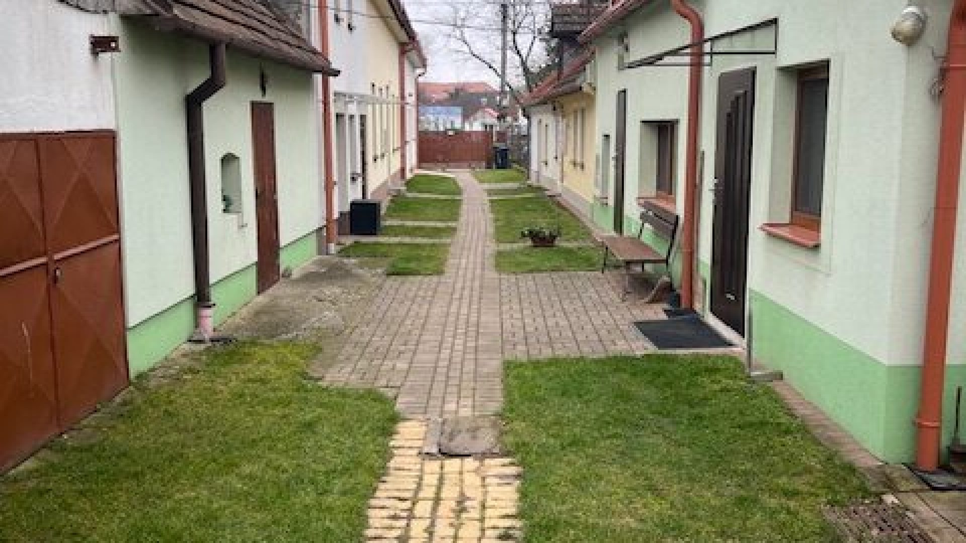 Predaj 2-izbového bytu s atmosférou chalupy vo Vajnoroch so záhradou